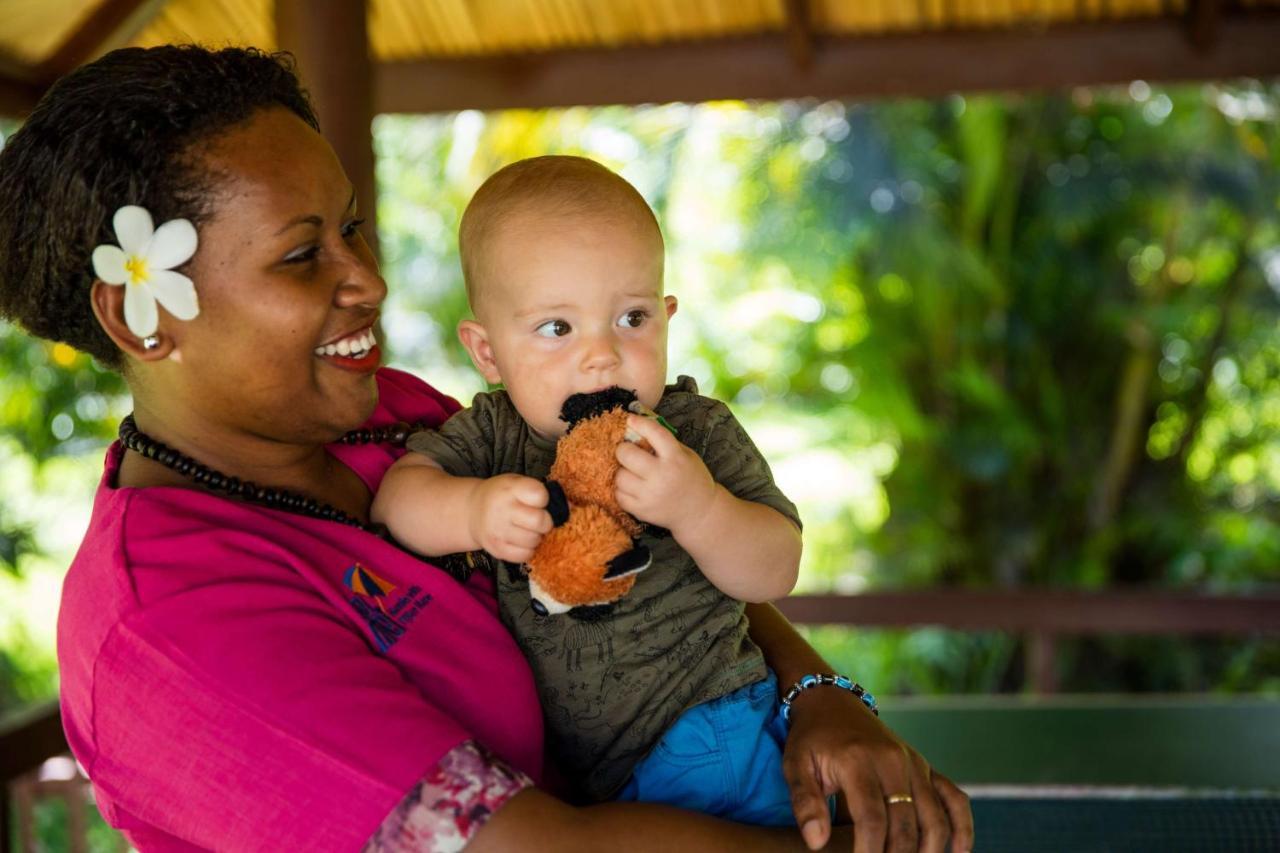 아우트리거 피지 비치 리조트 코로토고 외부 사진 A mother and child in the Marshall Islands