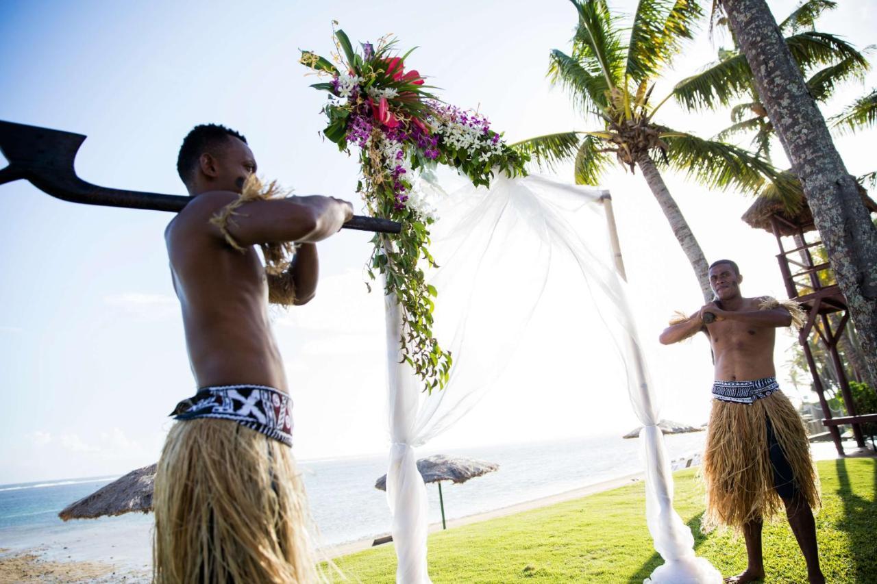 아우트리거 피지 비치 리조트 코로토고 외부 사진 A Samoan wedding
