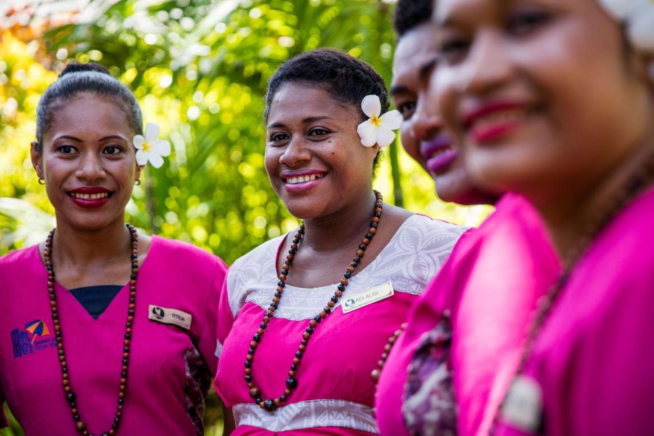 아우트리거 피지 비치 리조트 코로토고 외부 사진 A group of Dominican women