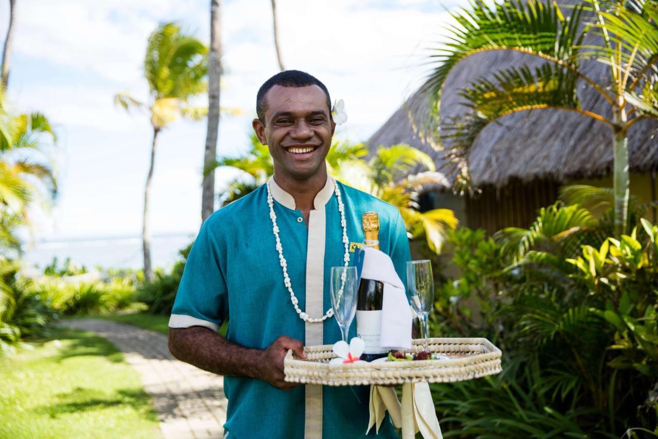 아우트리거 피지 비치 리조트 코로토고 외부 사진 A hotel butler in the Maldives