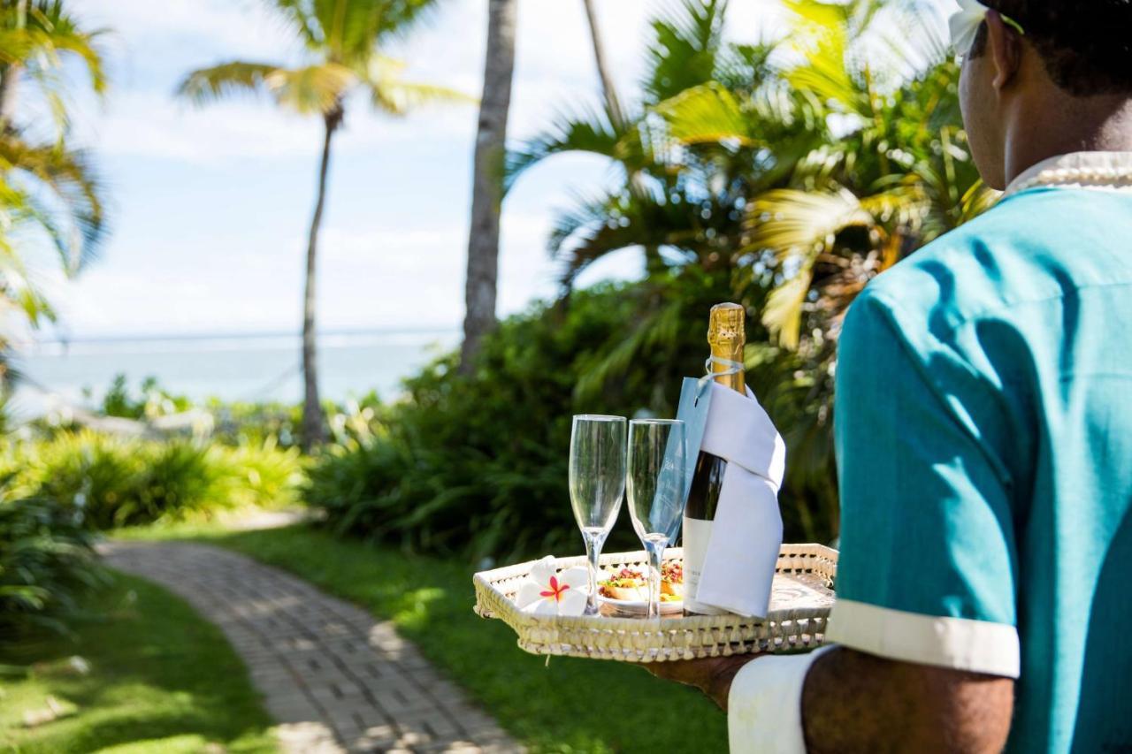 아우트리거 피지 비치 리조트 코로토고 외부 사진 A butler at the Four Seasons Resort Maldives at Landaa Giraavili