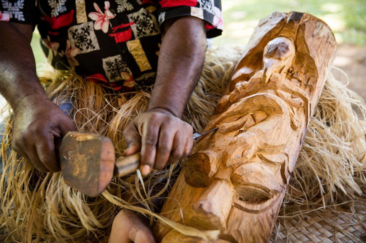 아우트리거 피지 비치 리조트 코로토고 외부 사진 A man carving a mask in the Solomon Islands