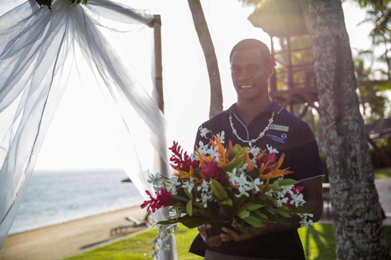 아우트리거 피지 비치 리조트 코로토고 외부 사진 A staff member at the Four Seasons Resort Maldives at the Landaa Giraavaru