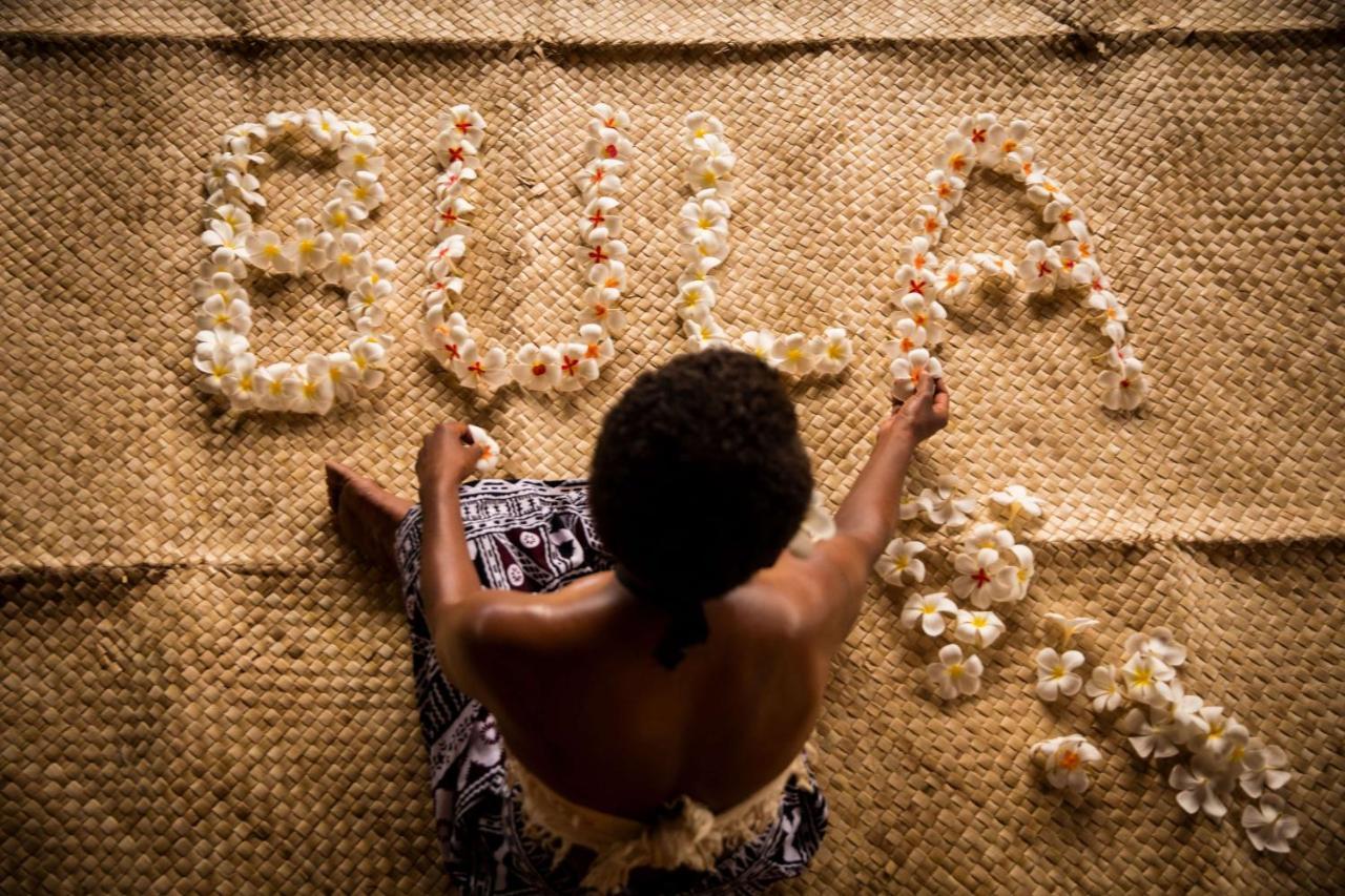 아우트리거 피지 비치 리조트 코로토고 외부 사진 A Samoan woman weaving a tapa