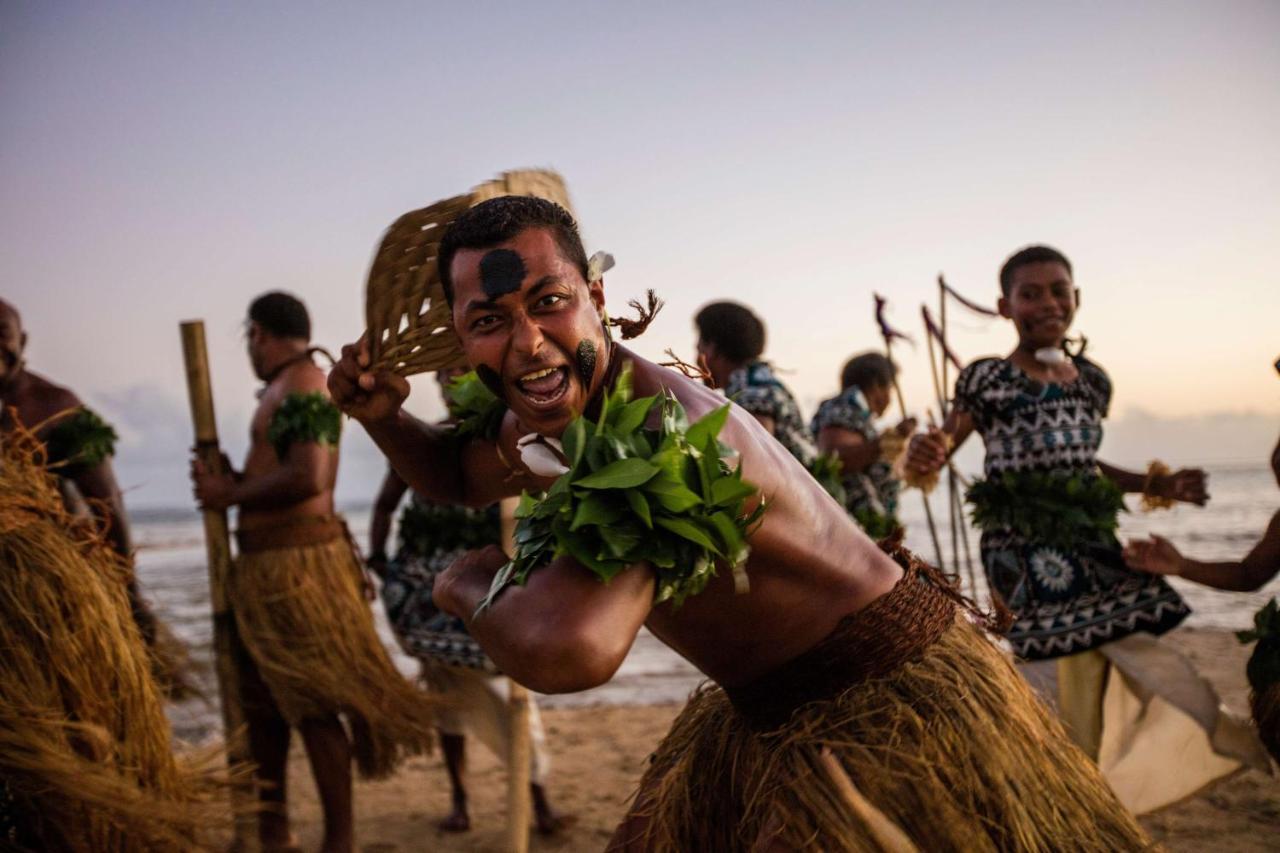 아우트리거 피지 비치 리조트 코로토고 외부 사진 A dancer from the Malaita province